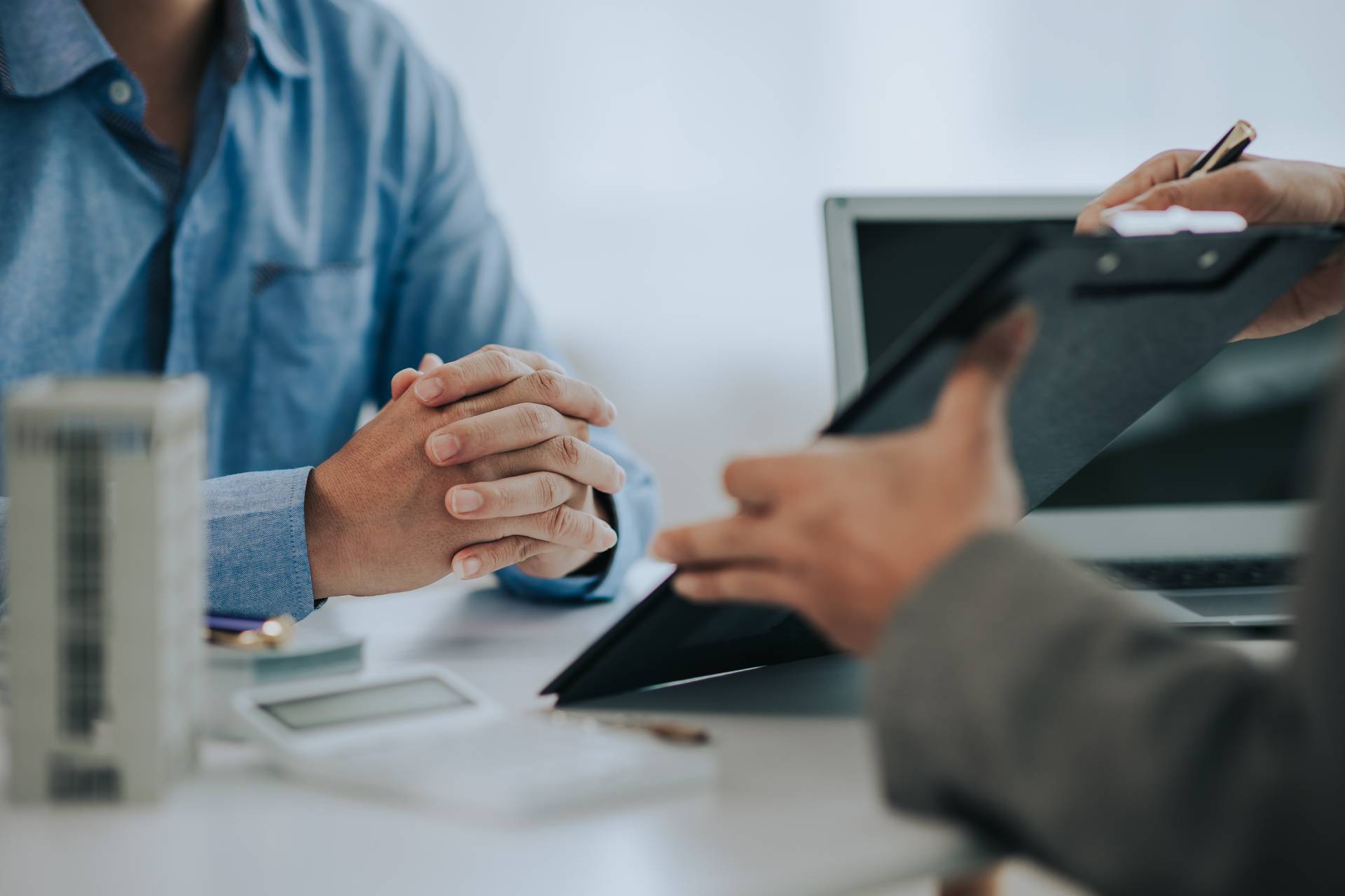 Consulta jurídica especializada con cliente