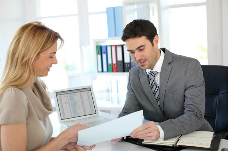 Asesor revisando expediente con cliente